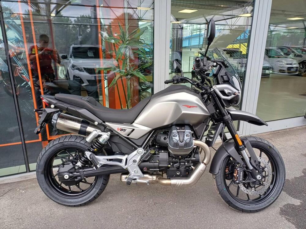 Moto Guzzi V85 Strada (2024)