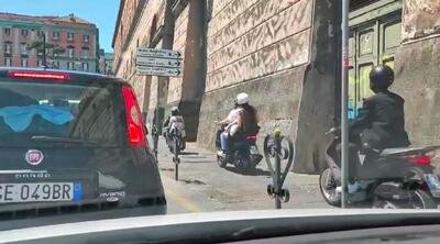 Napoli, marciapiede utilizzato come &quot;corsia preferenziale&quot; da scooter e motorini [VIDEO]