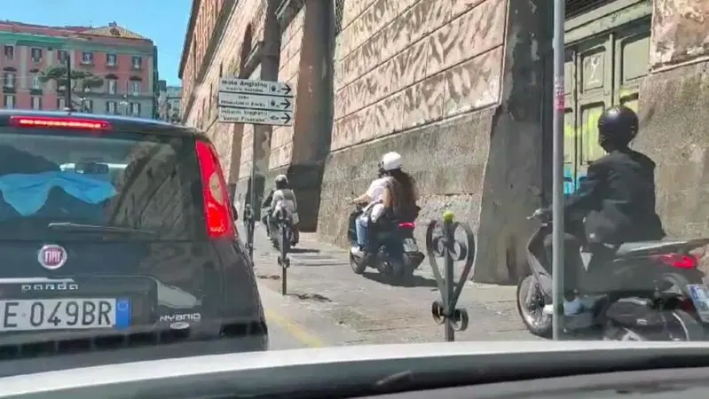 Napoli, marciapiede utilizzato come "corsia preferenziale" da scooter e motorini [VIDEO]