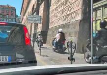 Napoli, marciapiede utilizzato come corsia preferenziale da scooter e motorini [VIDEO]