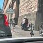 Napoli, marciapiede utilizzato come corsia preferenziale da scooter e motorini [VIDEO]