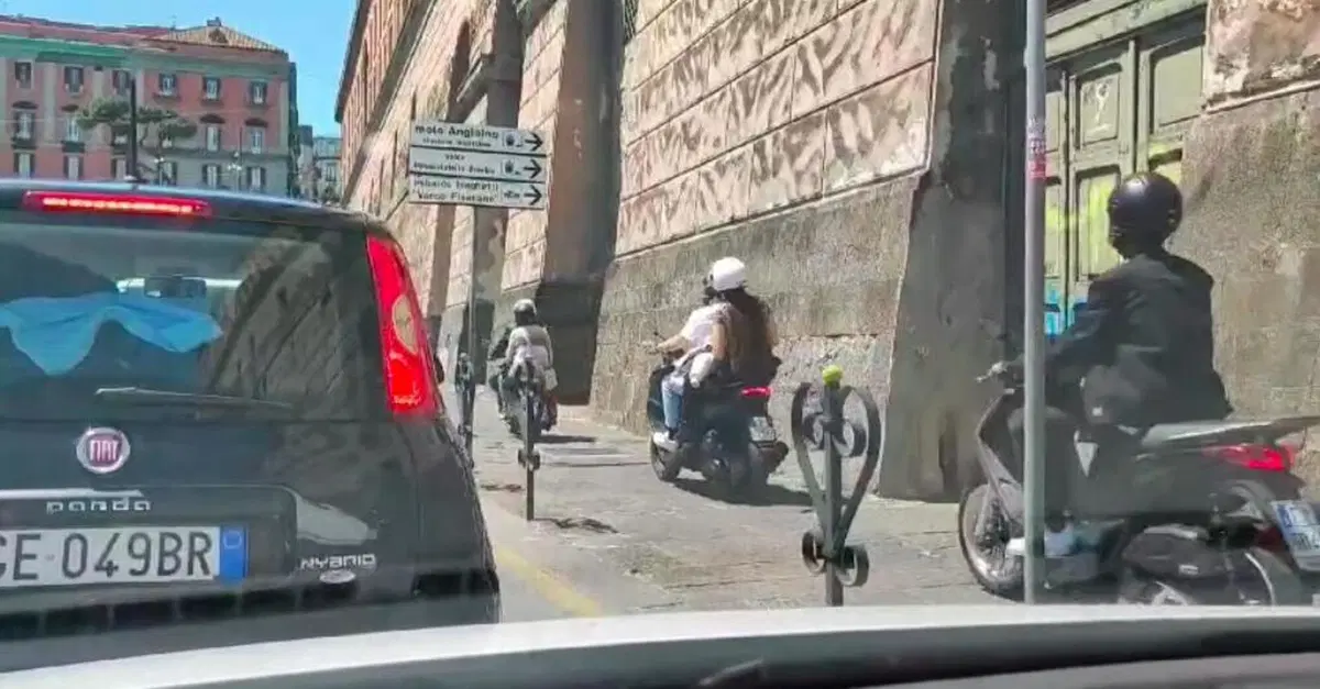 Napoli, marciapiede utilizzato come "corsia preferenziale" da scooter e motorini [VIDEO]