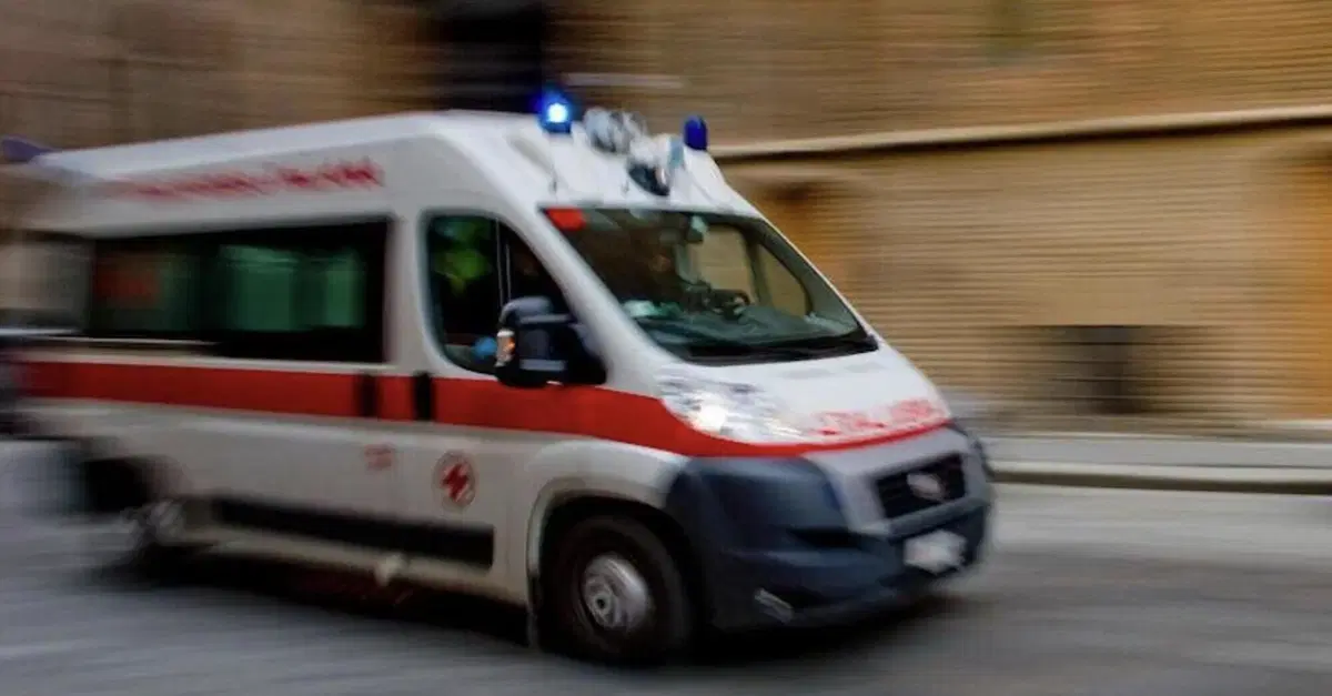 Dodicenne in sella a una minimoto viene travolto da un'auto