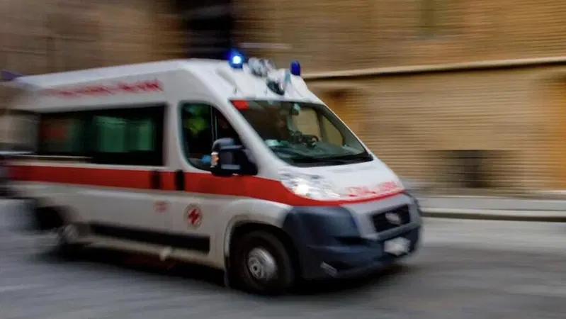 Dodicenne in sella a una minimoto viene travolto da un'auto