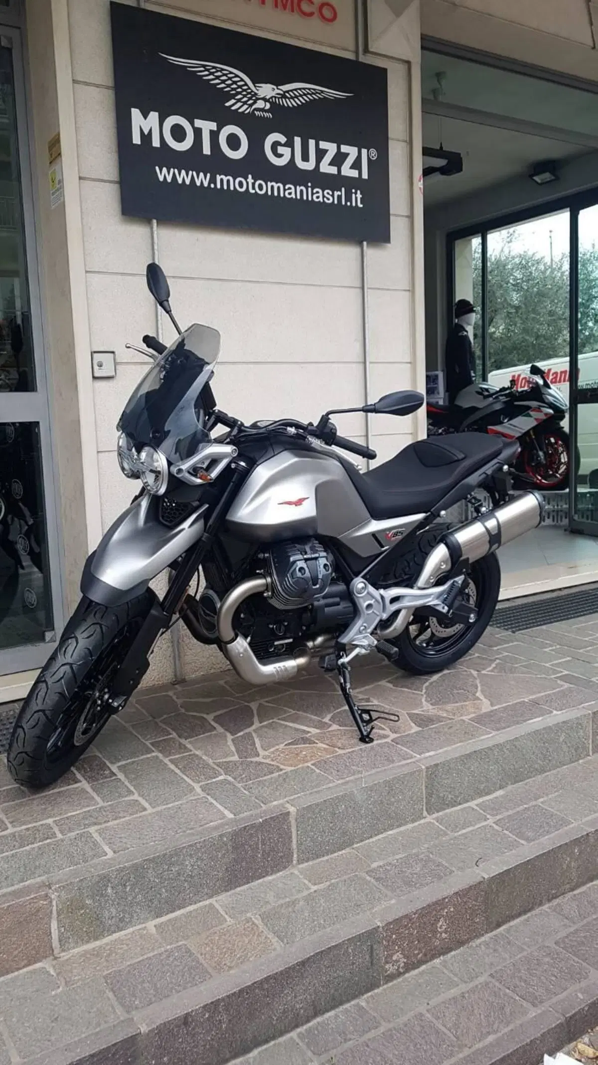 Moto Guzzi V85 Strada (2024 - 26) (2)