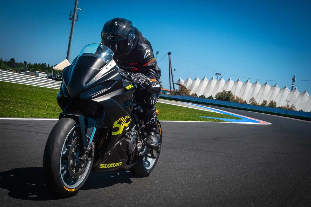 Motor Fest Suzuki: Buona la prima e arriva la GSX-8R CUP (2)