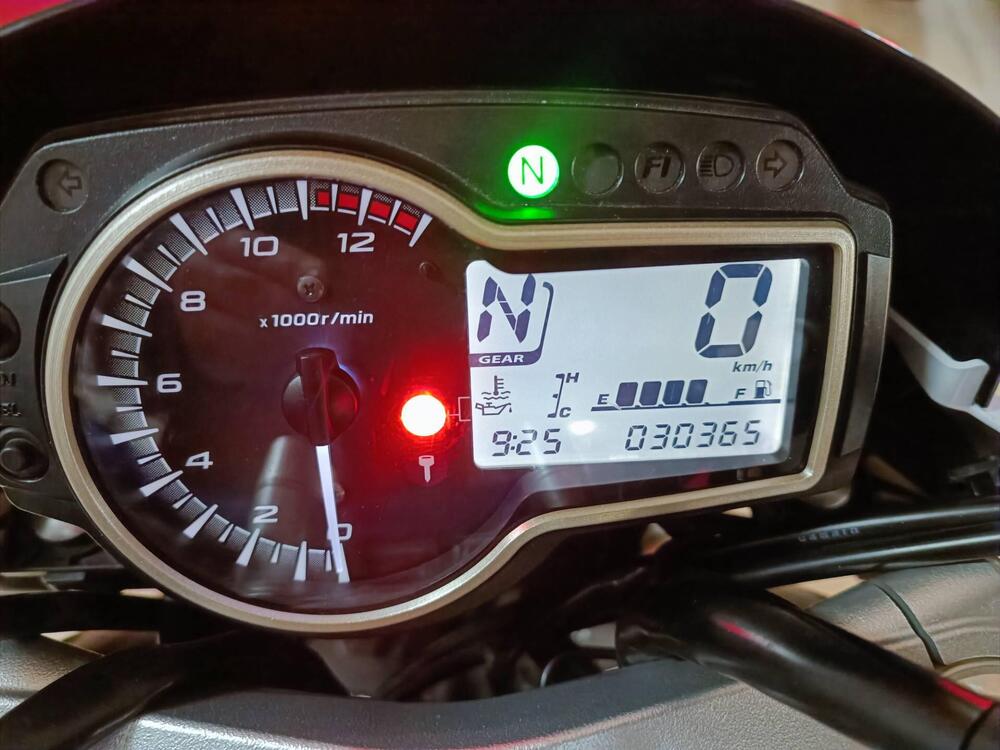 Suzuki GSR 750 (2010 - 15) (5)