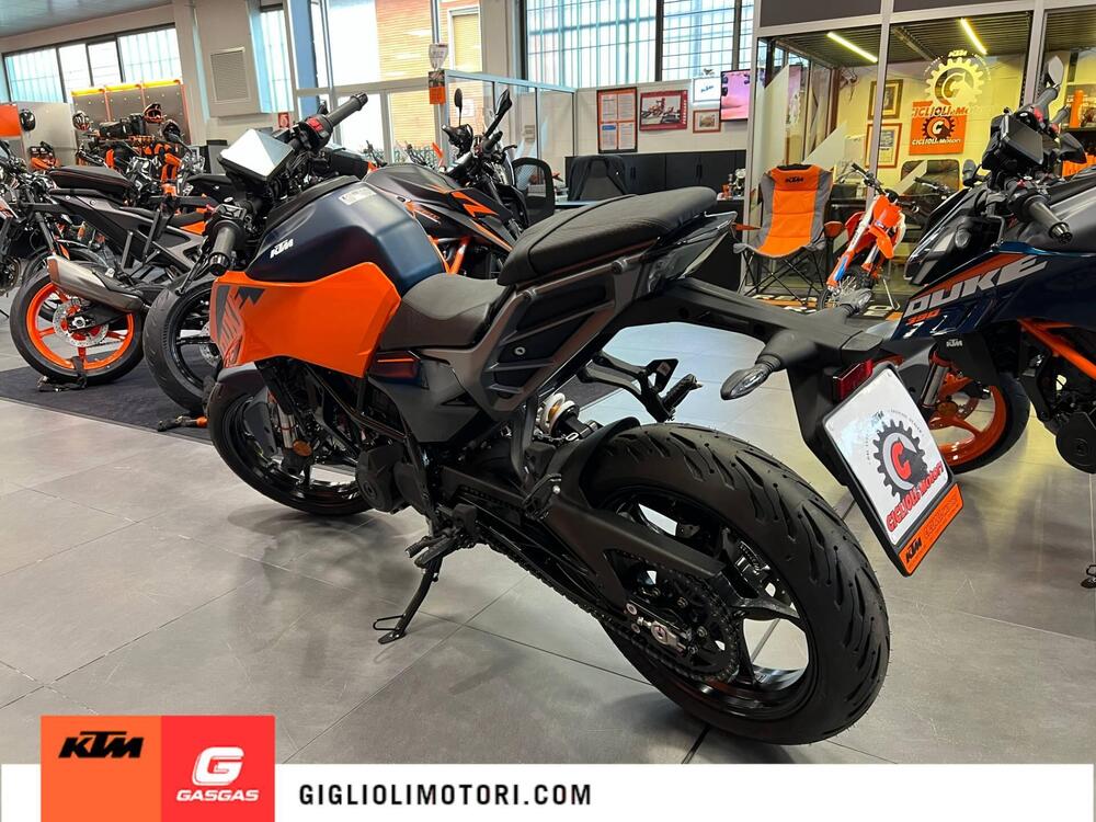 KTM 125 Duke (2024) (3)