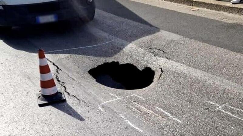 Palermo. Enorme buca causa la morte di un motociclista: l&#039;asfalto ha ceduto poco prima