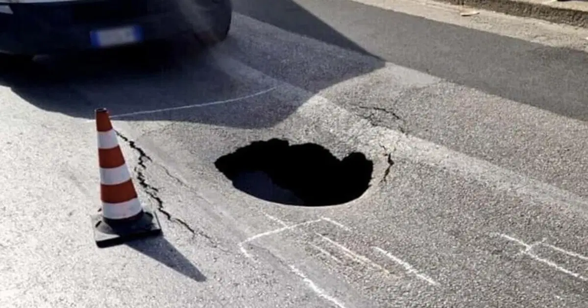 Palermo. Enorme buca causa la morte di un motociclista: l'asfalto ha ceduto poco prima