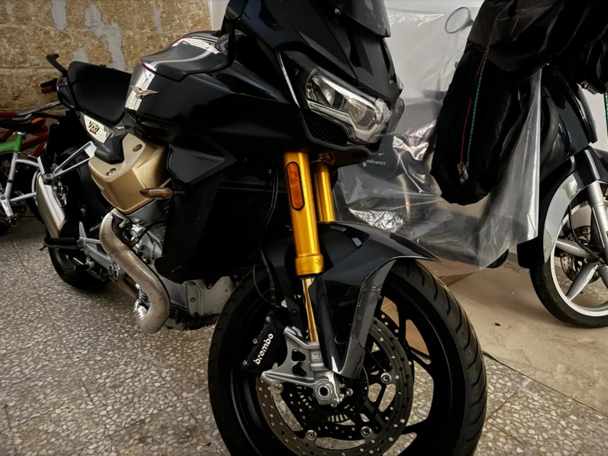 Moto Guzzi V100 Mandello S (2022 - 24)