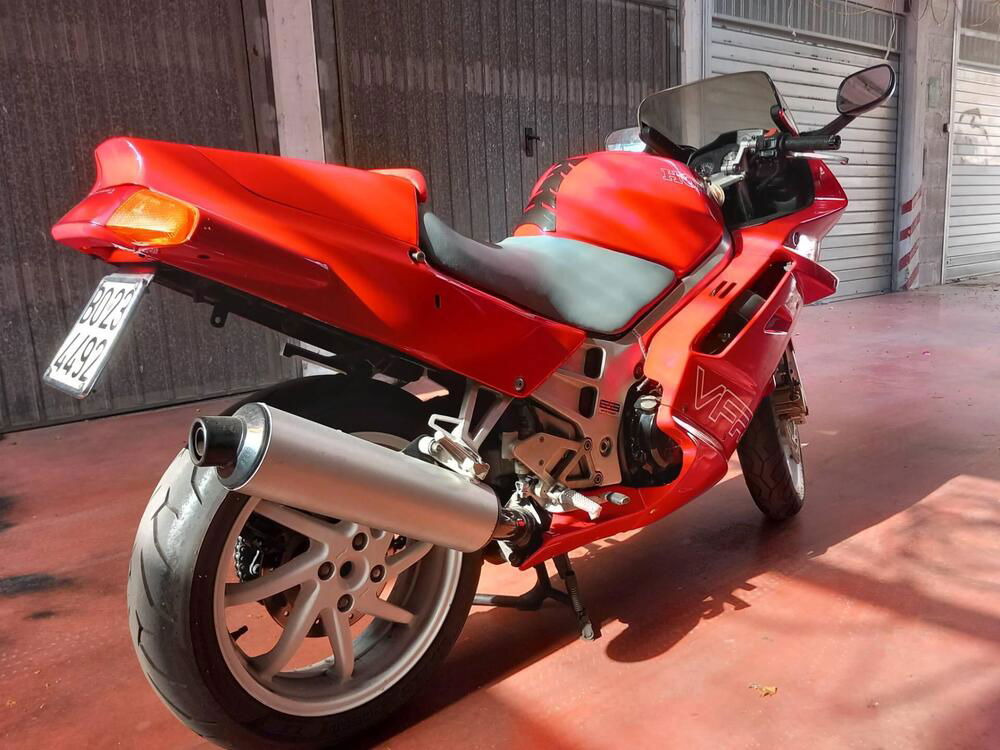 Honda VFR 750 monobraccio (2)