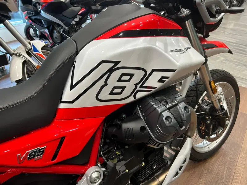 Moto Guzzi V85 TT (2024 - 26) (4)