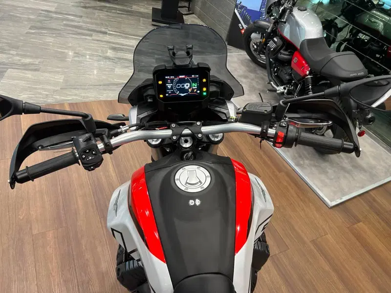 Moto Guzzi V85 TT (2024 - 26) (6)