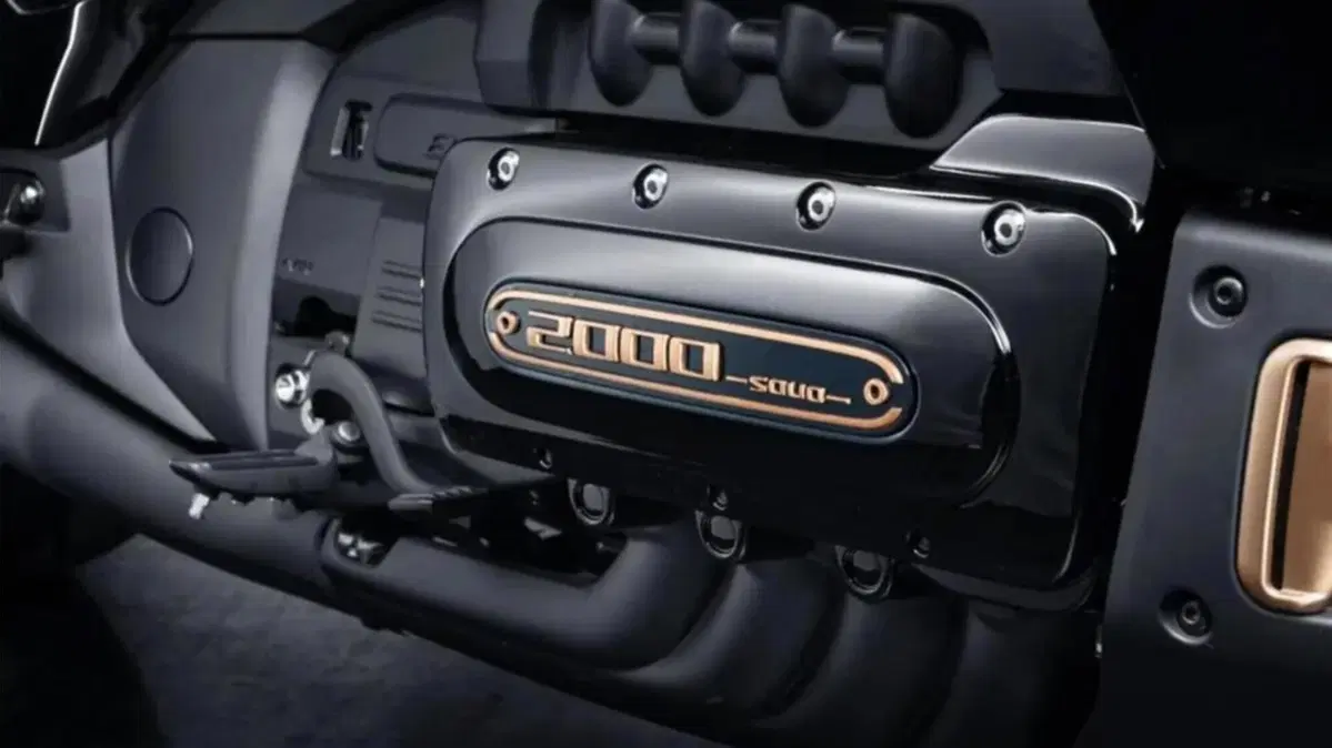 Souo S 2000 ST, la super moto cinese a 8 cilindri boxer [gallery] (3)