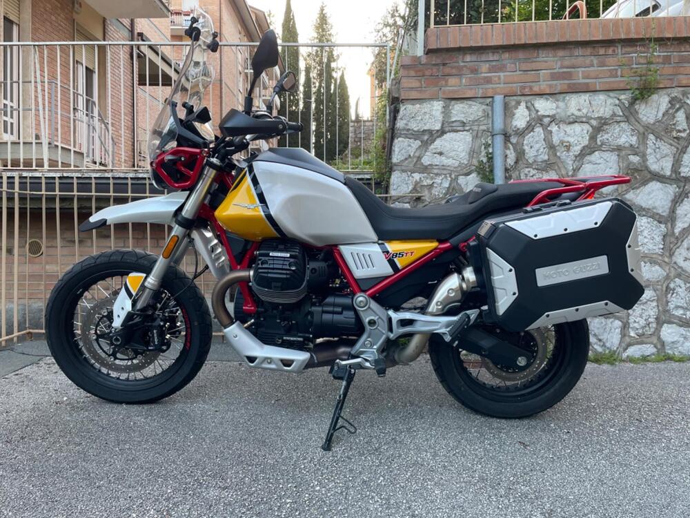 Moto Guzzi V85 TT Evocative Graphics (2019 - 20) (2)