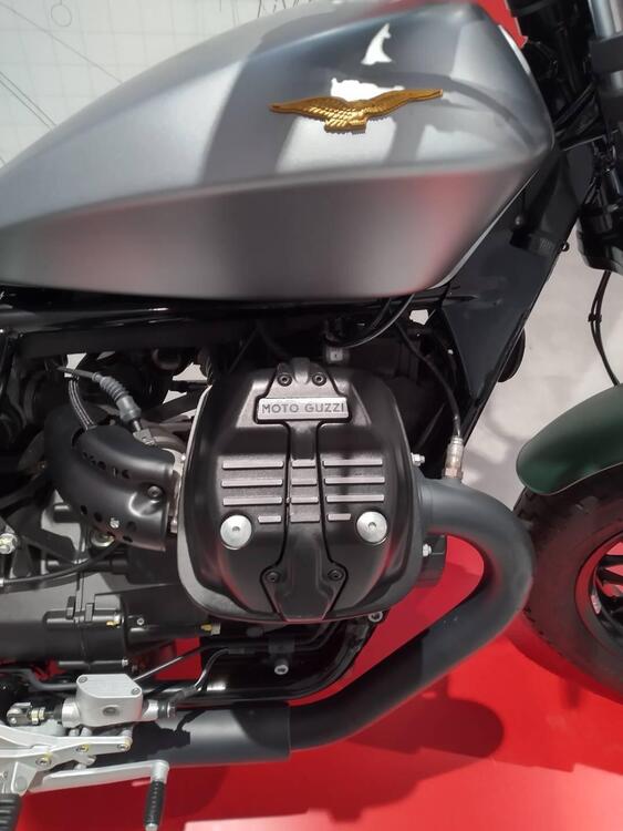 Moto Guzzi V9 Bobber Centenario (2021 - 22) (4)