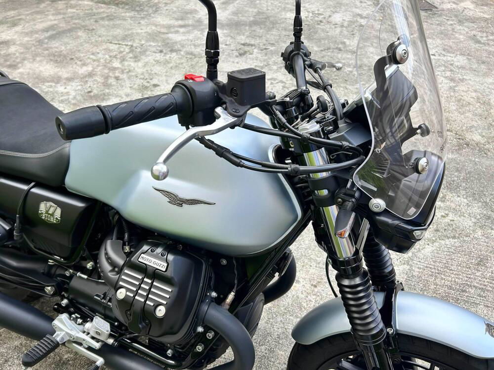 Moto Guzzi V7 Stone (2021 - 24) (3)