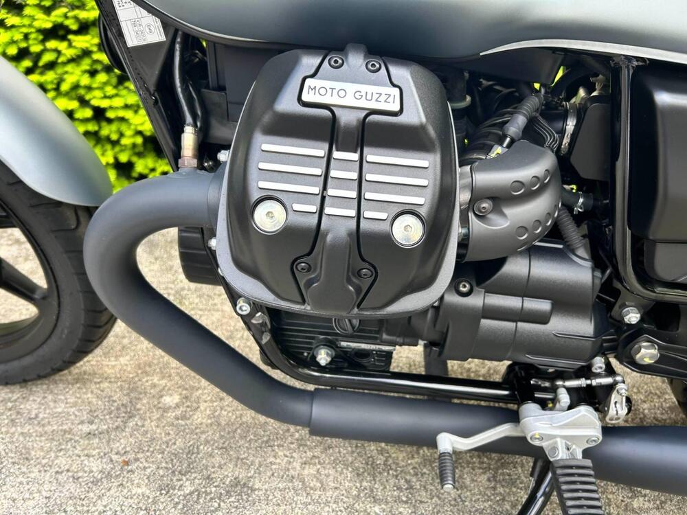 Moto Guzzi V7 Stone (2021 - 24) (4)