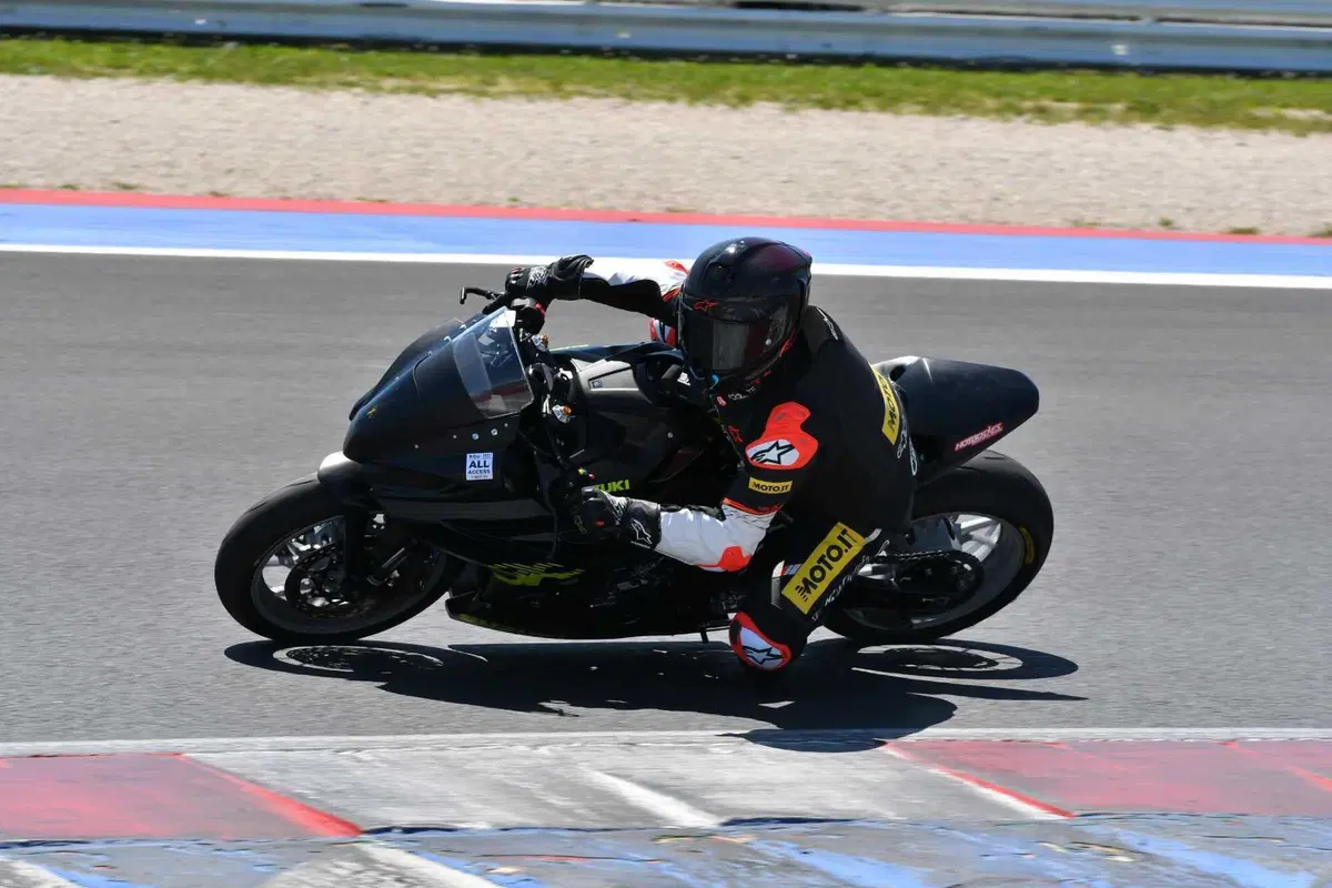 Suzuki GSX-8R CUP: Debutto tra i cordoli