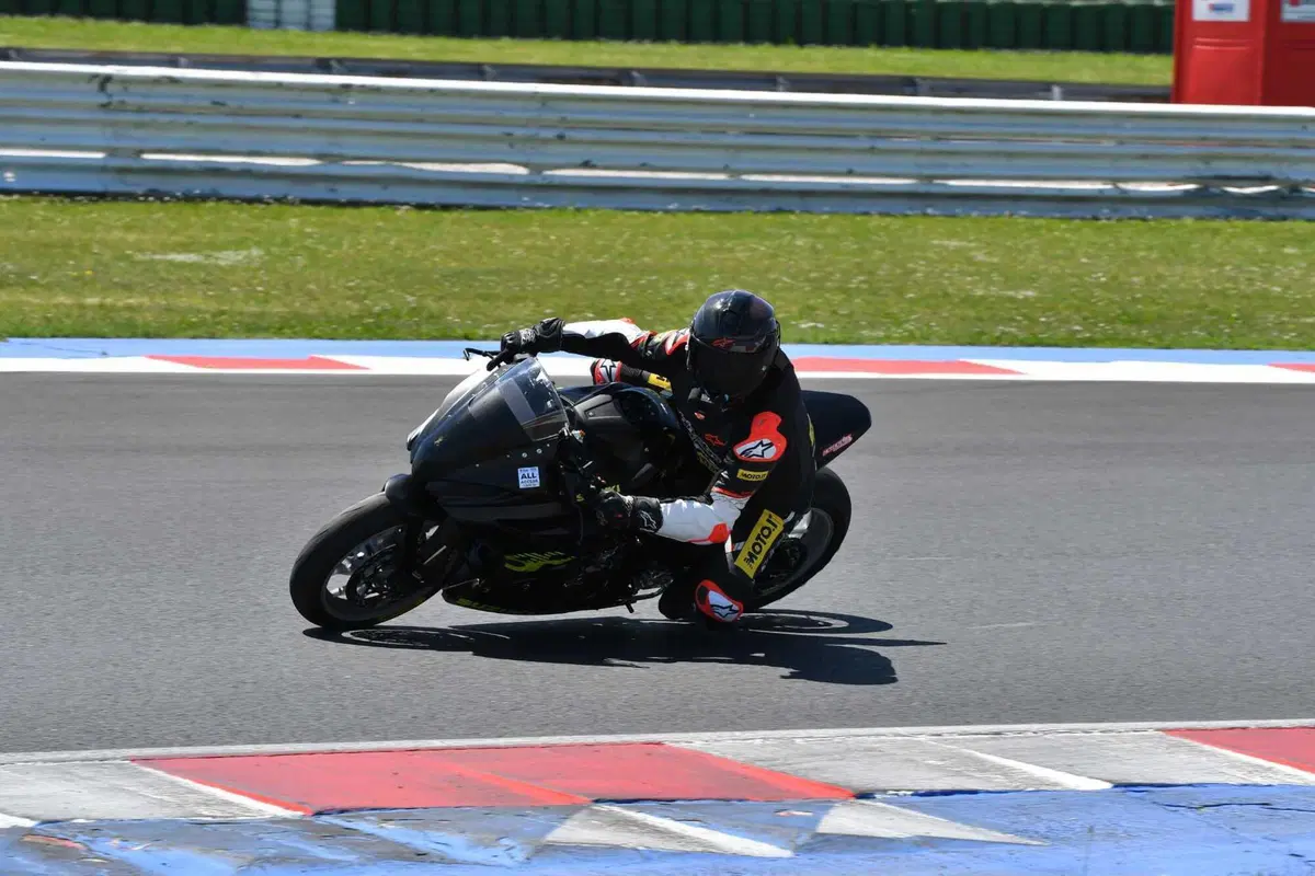 Suzuki GSX-8R CUP: Debutto tra i cordoli (2)