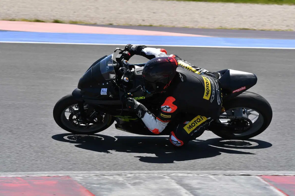 Suzuki GSX-8R CUP: Debutto tra i cordoli (3)