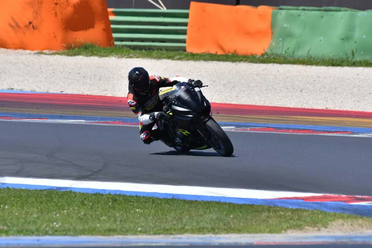Suzuki GSX-8R CUP: Debutto tra i cordoli (11)