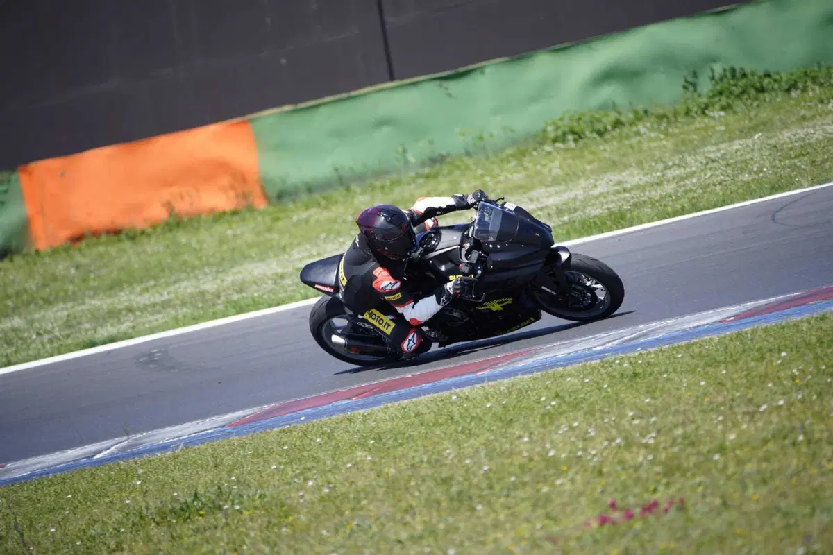 Suzuki GSX-8R CUP: Debutto tra i cordoli (12)