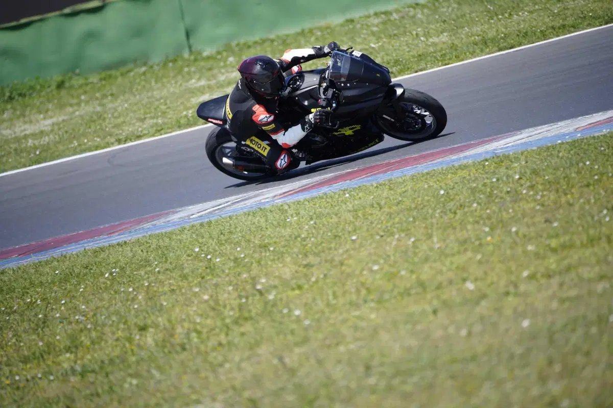 Suzuki GSX-8R CUP: Debutto tra i cordoli (14)