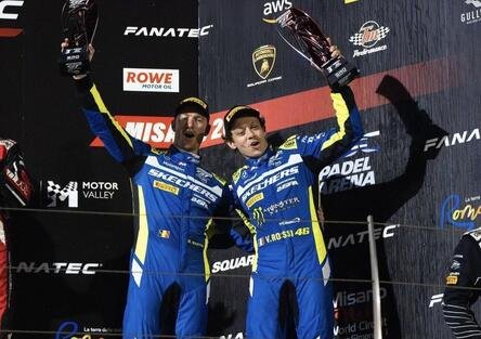 Valentino Rossi c'è: vince ancora a Misano nel GT World Challenge con BMW [VIDEO]