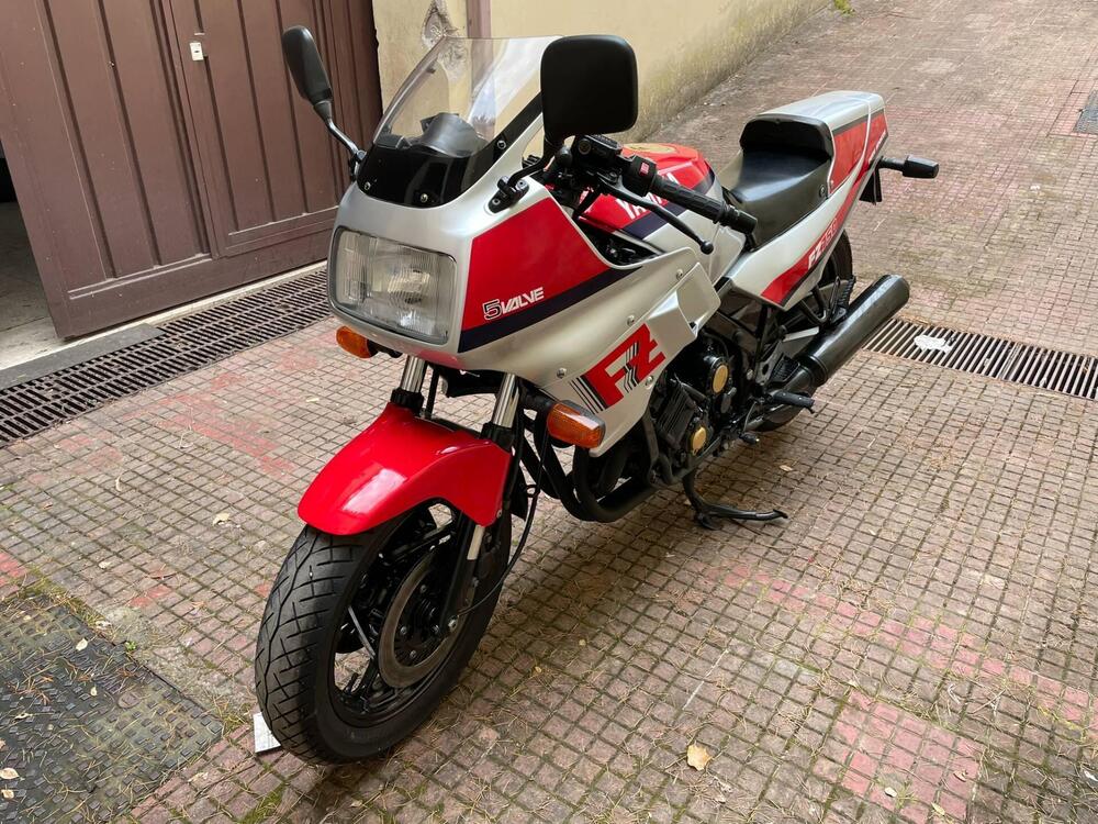 Yamaha FZ750 (2)