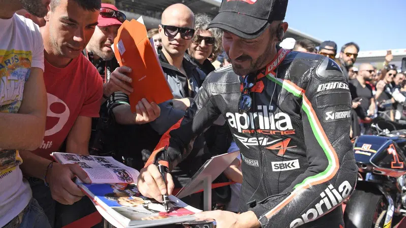 Aprilia All Stars 2024: l'8 giugno in pista a Misano con Max Biaggi, Vinales, Espargaro, Savadori e molti altri! In palio una RS 457
