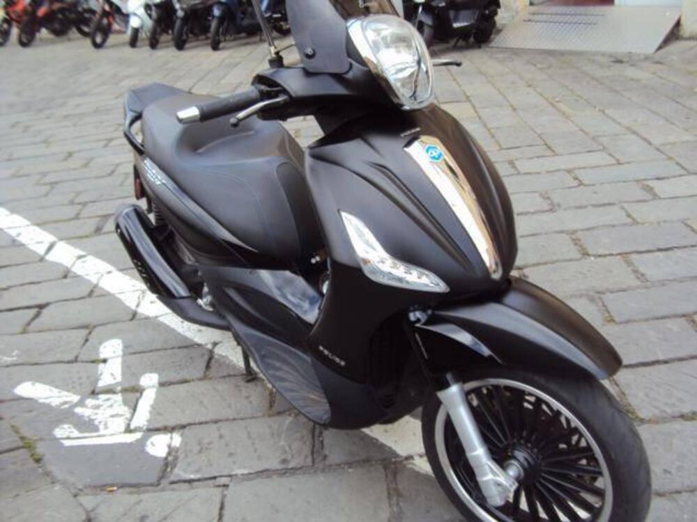 Piaggio Beverly 300 i.e. Police ABS-ASR (2017 - 20) (2)