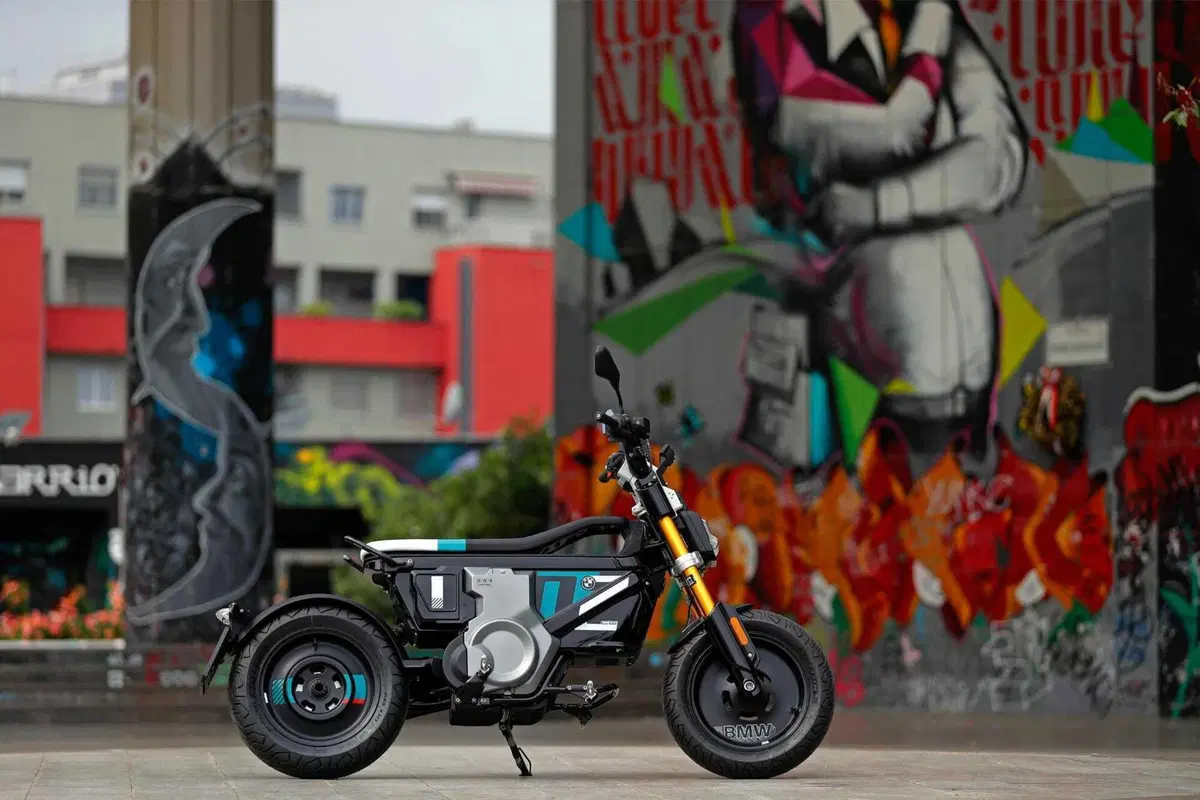 BMW CE 02: benvenuto cyber punk! Il nostro primo test