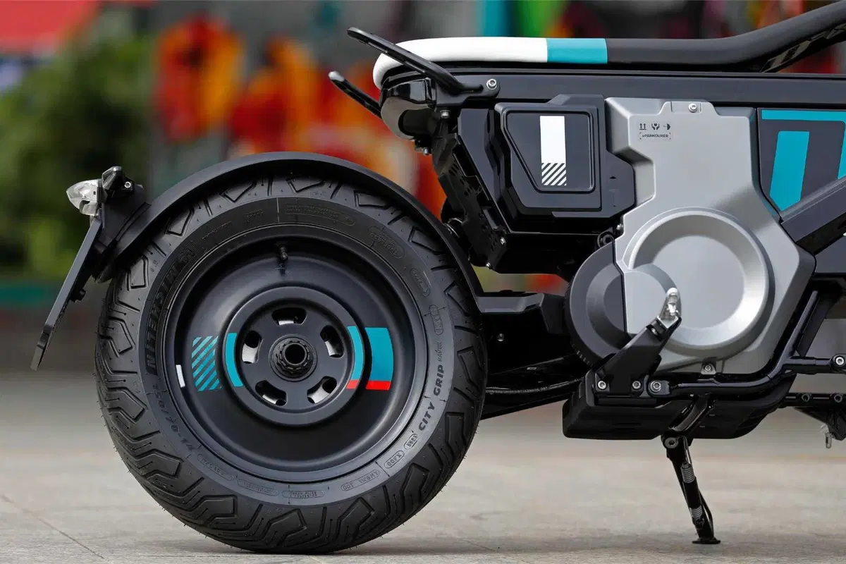 BMW CE 02: benvenuto cyber punk! Il nostro primo test (4)