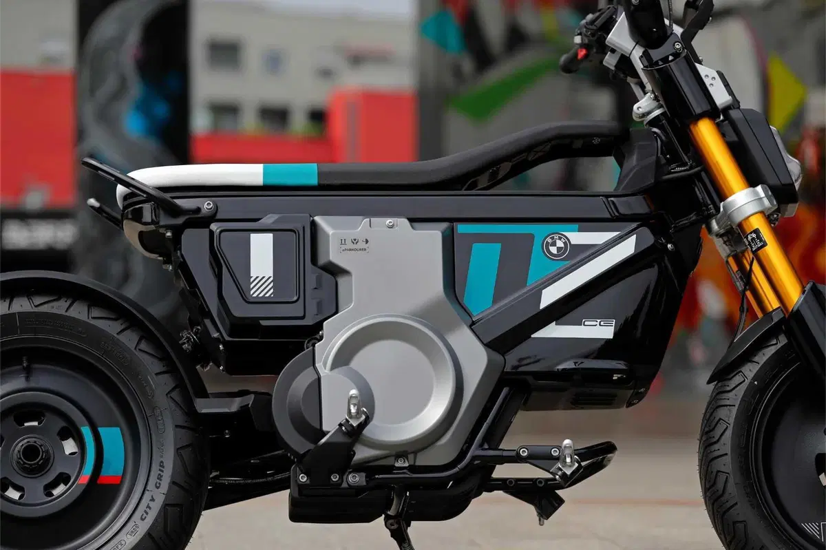 BMW CE 02: benvenuto cyber punk! Il nostro primo test (6)