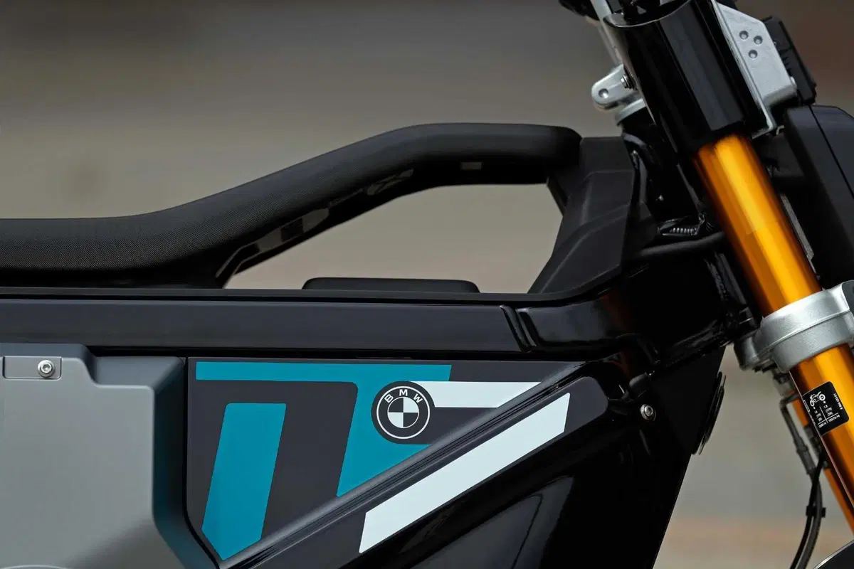 BMW CE 02: benvenuto cyber punk! Il nostro primo test (7)
