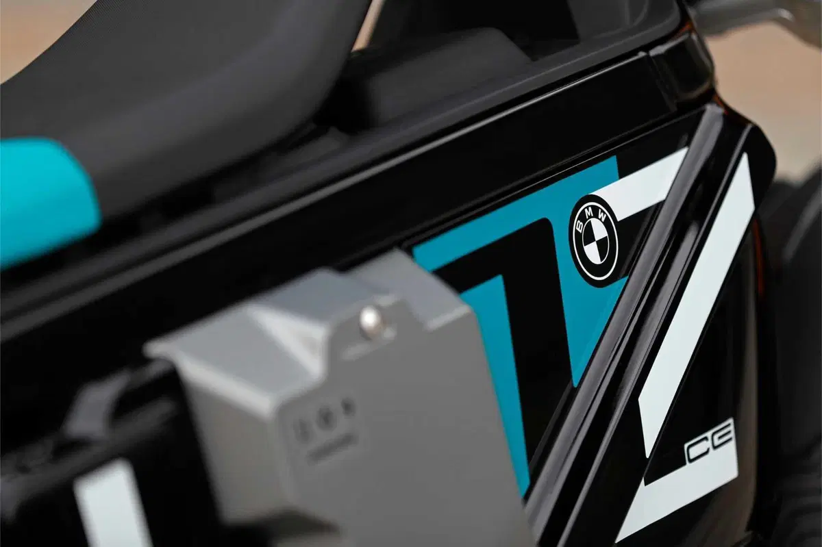 BMW CE 02: benvenuto cyber punk! Il nostro primo test (54)