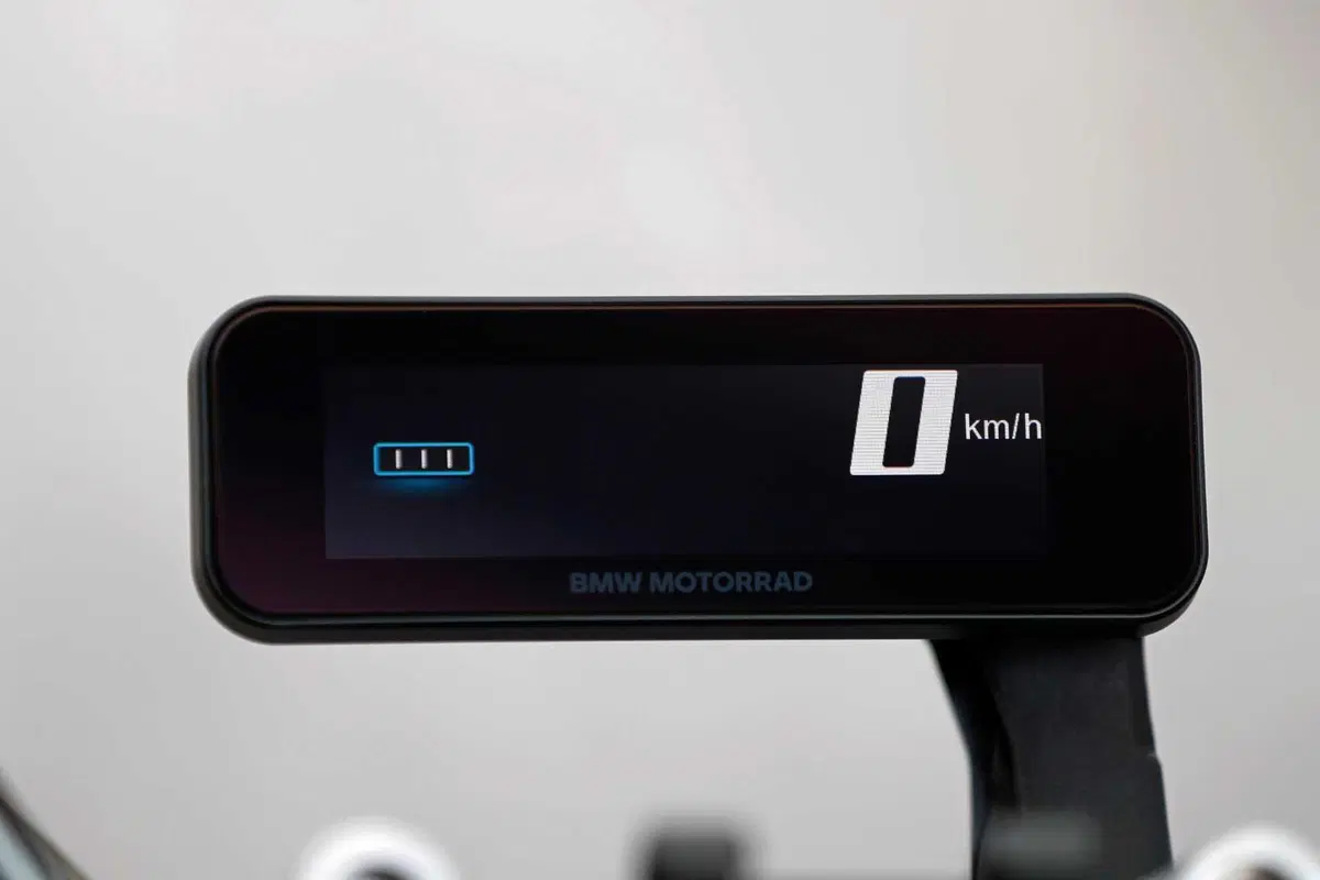 BMW CE 02: benvenuto cyber punk! Il nostro primo test (80)