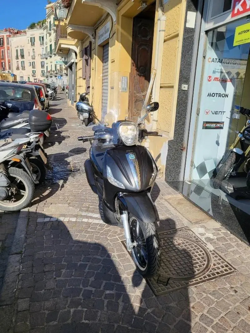 Piaggio Beverly 300 i.e. Police ABS-ASR (2017 - 20) (2)