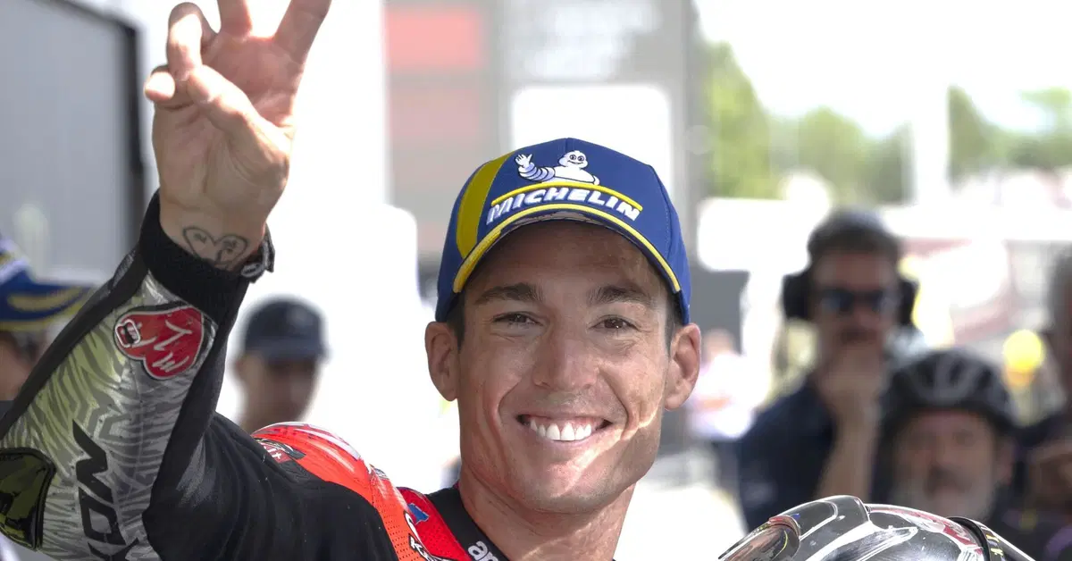 MotoGP 2024. GP di Catalogna. Sprint: Pecco Bagnaia cade all'ultimo giro, era primo! Vince Aleix Espargaro, poi Marc Marquez e Pedro Acosta [RISULTATI]