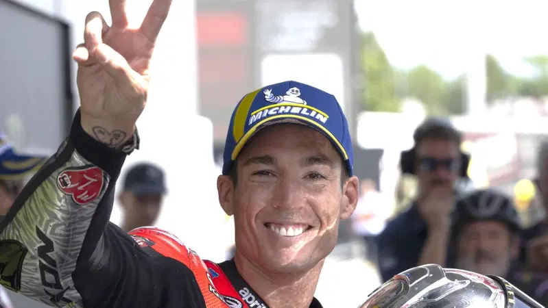 MotoGP 2024. GP di Catalogna. Sprint: Pecco Bagnaia cade all'ultimo giro, era primo! Vince Aleix Espargaro, poi Marc Marquez e Pedro Acosta [RISULTATI]