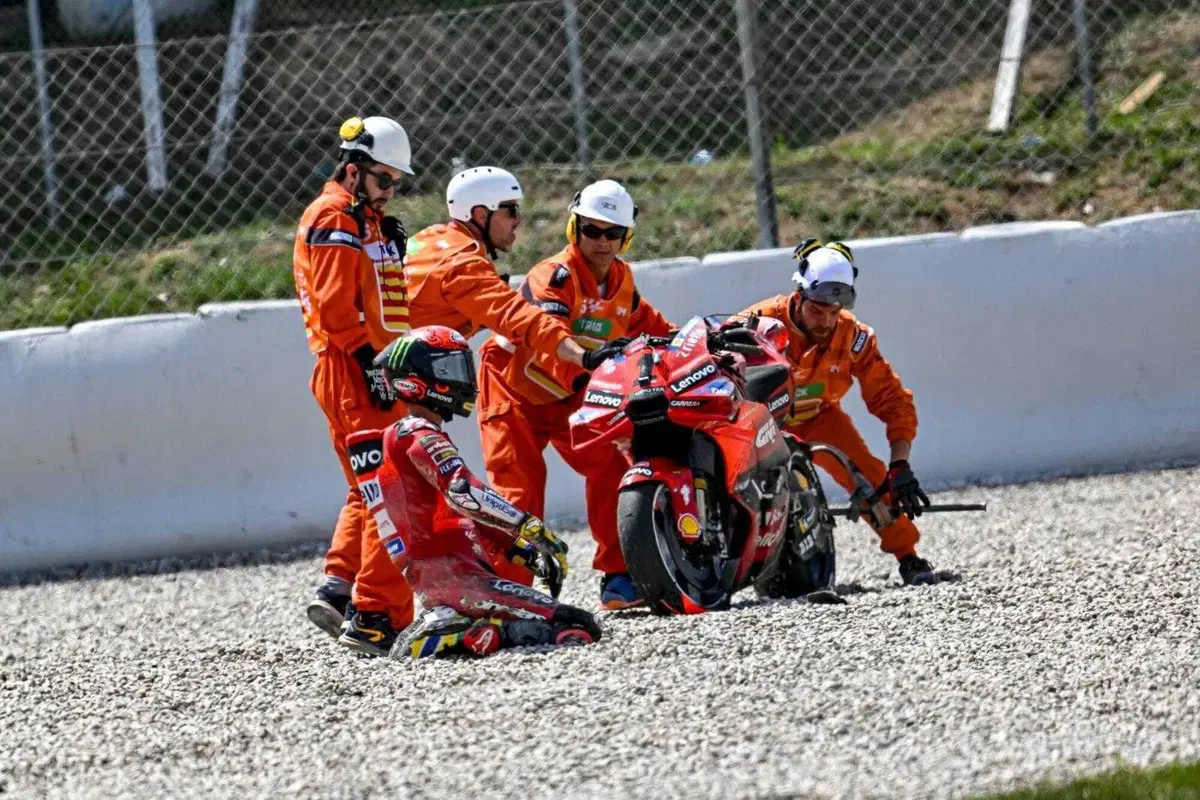 La caduta all'ultimo giro di Bagnaia nella Sprint del Montmelò (6)