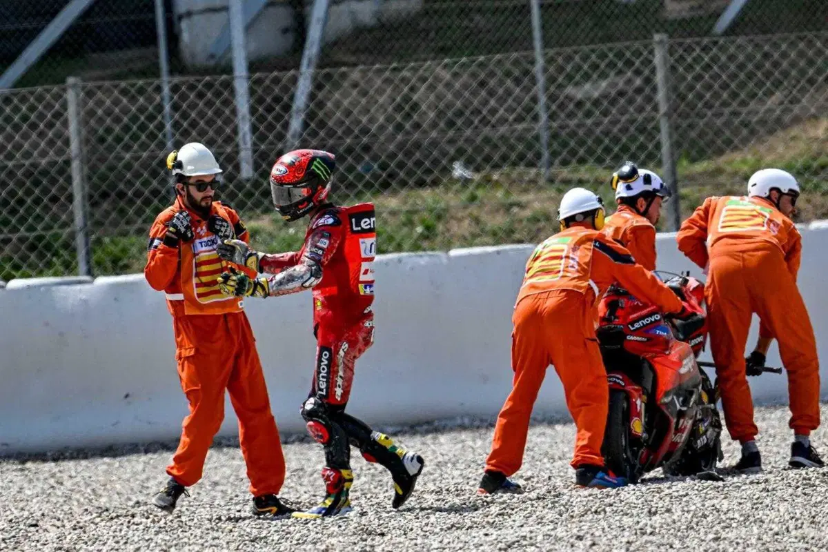 La caduta all'ultimo giro di Bagnaia nella Sprint del Montmelò (8)