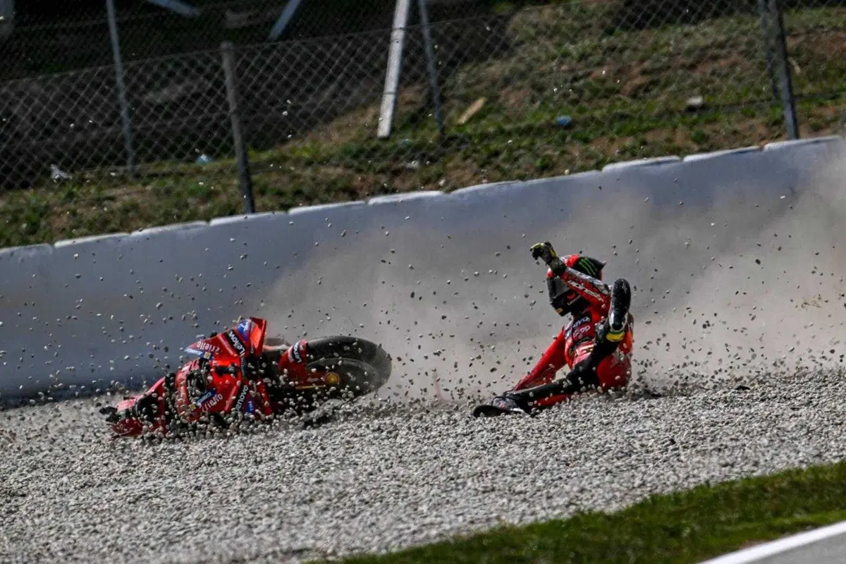 La caduta all'ultimo giro di Bagnaia nella Sprint del Montmelò (3)