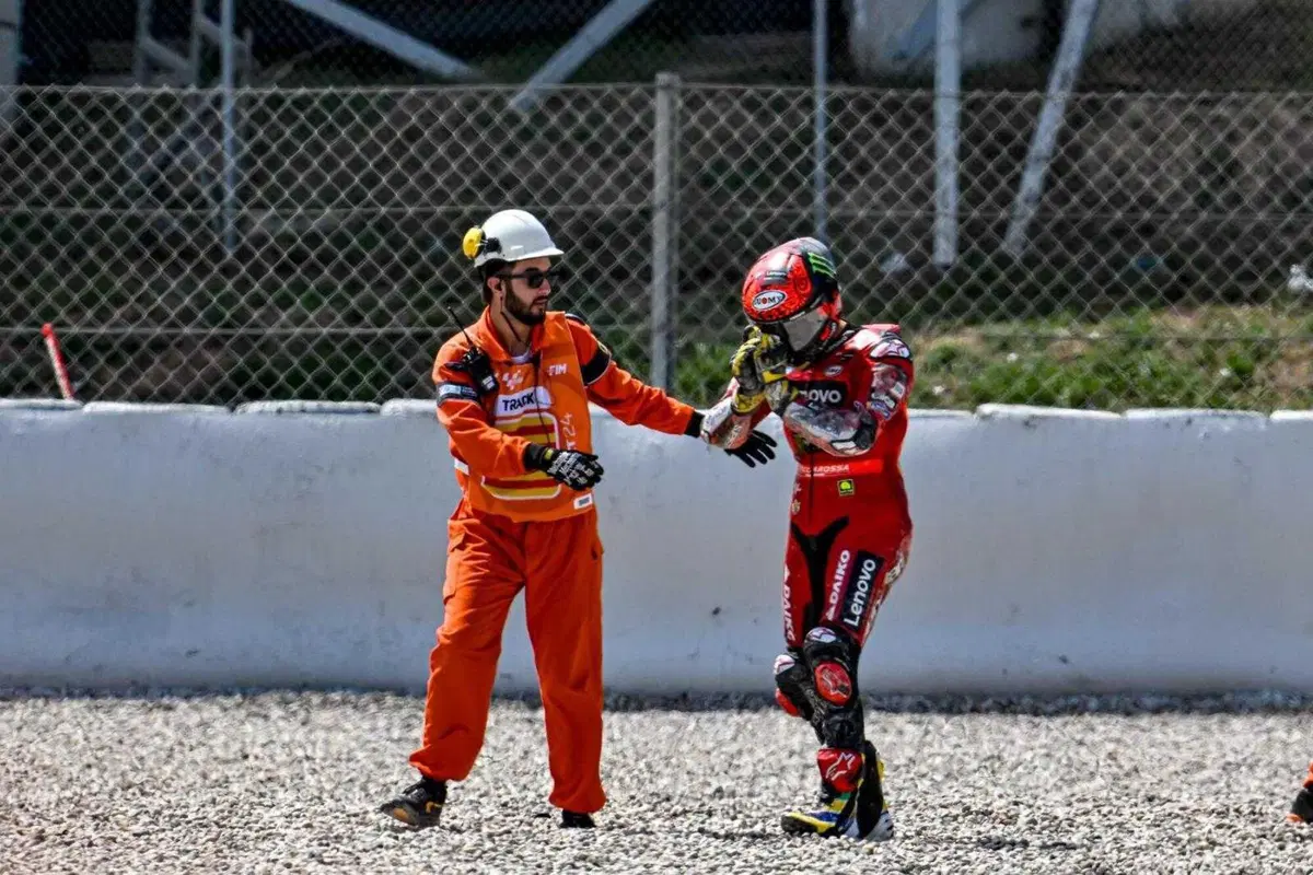La caduta all'ultimo giro di Bagnaia nella Sprint del Montmelò (9)