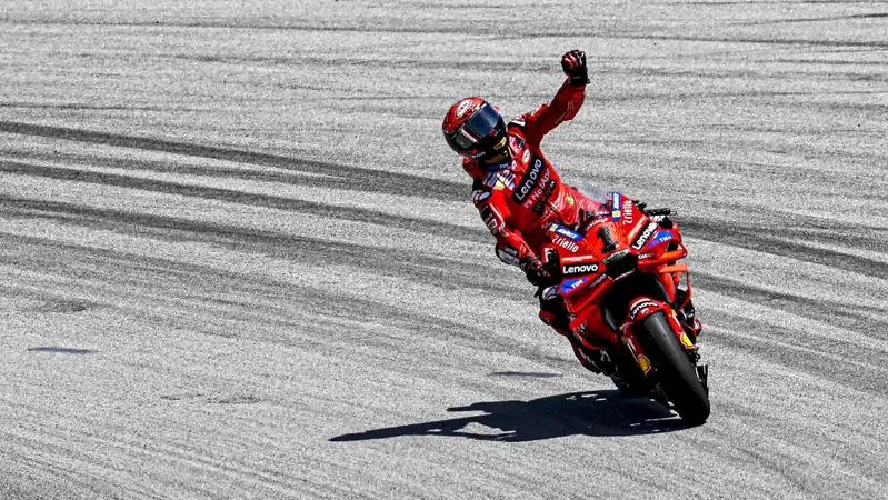 MotoGP 2024. GP di Catalogna. Il riscatto di Pecco Bagnaia: il gesto dell'ombrello, la curva 5 e "questa vittoria ci voleva! Ho sorpassato Jorge Martin l&igrave; apposta" [VIDEO e GALLERY]