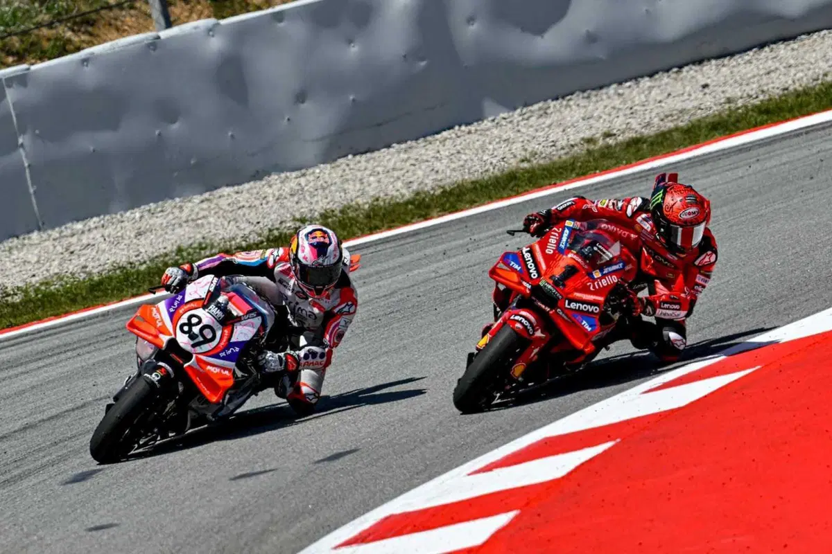 MotoGP 2024. GP di Catalogna. Il riscatto di Pecco Bagnaia: il gesto dell'ombrello, la curva 5 e "questa vittoria ci voleva! Ho sorpassato Jorge Martin lì apposta" [VIDEO e GALLERY] (2)