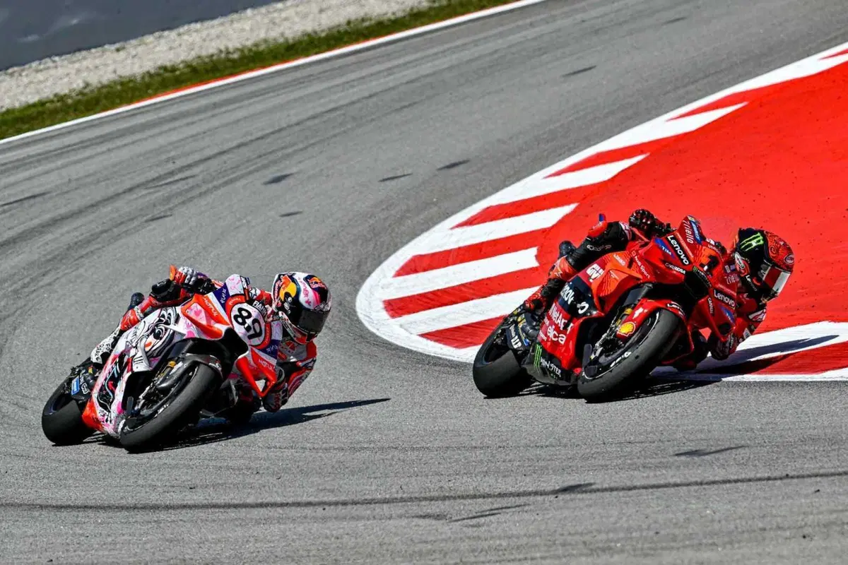 Il sorpasso di Bagnaia a Martin alla curva 5 del Montmelò (3)