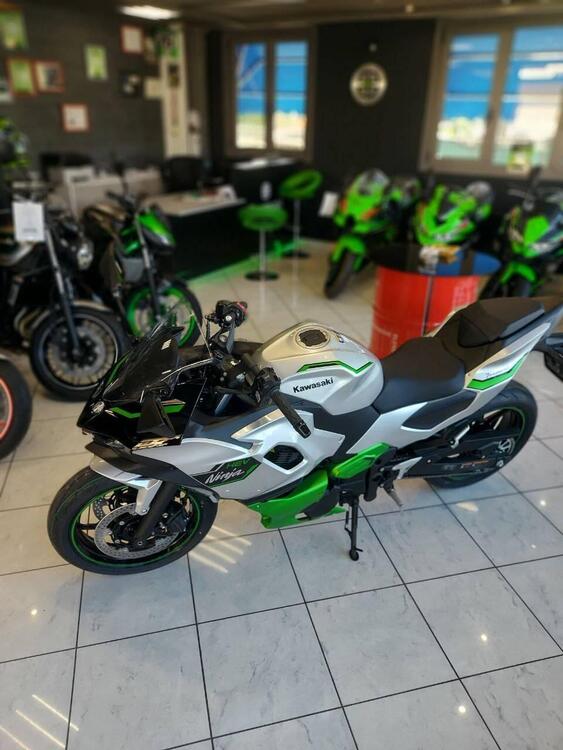 Kawasaki Ninja 7 Hybrid (2024) (3)